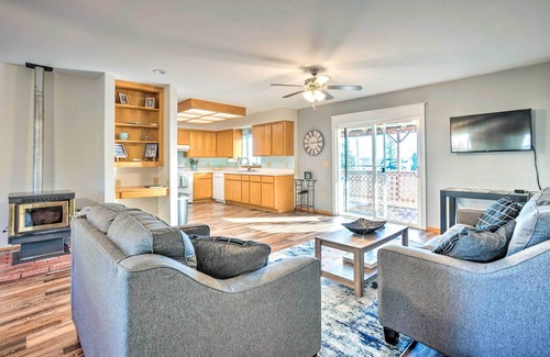 North Bend House | Pet-Friendly North Bend Home w/Bay Views!