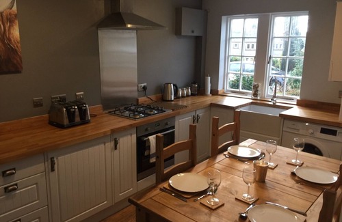 Tideswell Cottage | Pet friendly, open fire, zip link beds, newly refurbished, modern