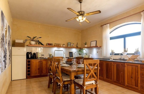 Birbuba Apartment | Pet Friendly Penthouse, Rooftop Jacuzzi with Views