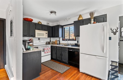 Tobyhanna Ski Chalet | Pet Friendly, Pocono Chalet, Lake Community