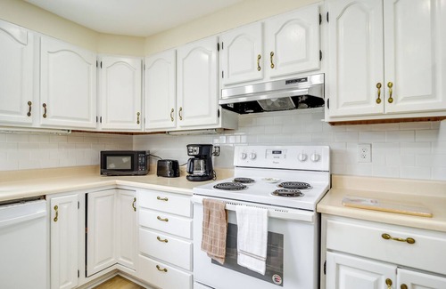 Port Henry Apartment | Pet-Friendly Port Henry Apartment: Walk to Water!