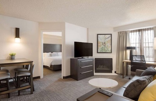 Reno/Tahoe Airport Resort | Pet-friendly Property! With Free Breakfast, Onsite Sports Court, Pool!