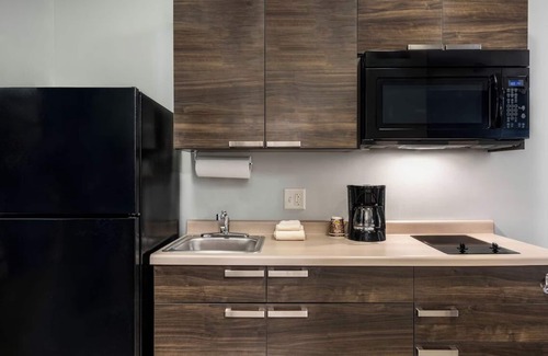 Grand Rapids Hotel | Pet-Friendly Retreat w/In-Room Kitchen Near Local Attractions! | Onsite Pool