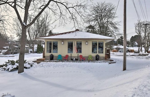 Wabasha Apartment | Pet-Friendly Retreat with Deck Steps to Marina!