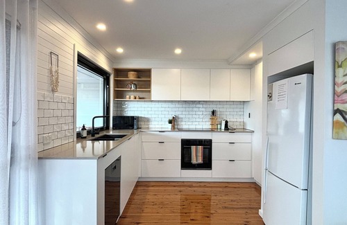 Diamond Beach House | Pet Friendly Sapphire House at Diamond Beach is a gorgeous 4 bedroom home