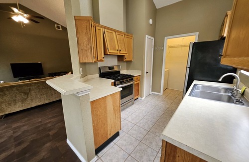Wells Branch House | PET FRIENDLY Spacious 2 Bedroom House in N. Austin w/large yard near the Domain