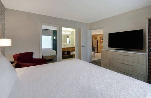 University Hotel | Pet-Friendly Suite w/Full Kitchen at Waco's Core Attractions