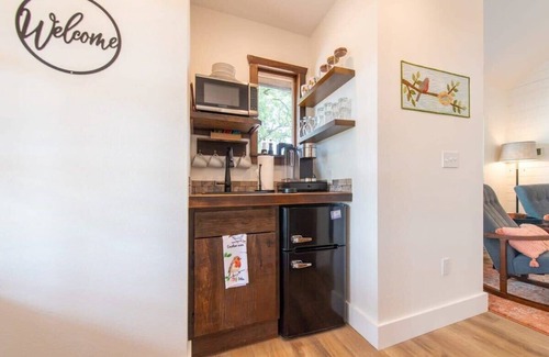 Elm Mott RV Rental | Pet Friendly The Robin Treehouse (15 MIN to Magnolia & Baylor)