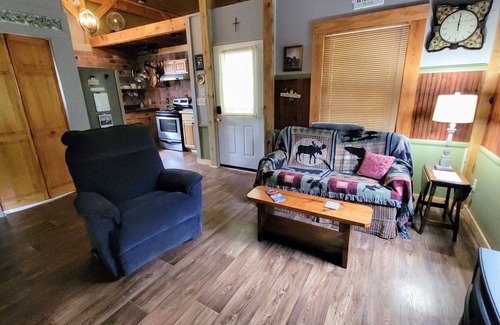 Ivanhoe Cabin | Pet-friendly, Tranquil Setting, Step onto NRT, Hike, Bike, Fish, Kayak