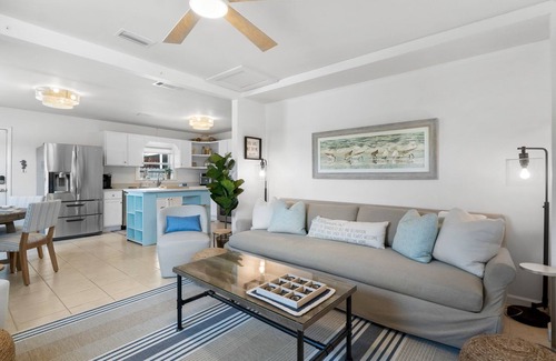 Kiska Beach House | PET FRIENDLY! CLOSE TO 3 BEACH ACCESS POINTS! PRIVATE POOL! 6 SEATER GOLF CART AVAILABLE! 4/2 BUNGALOW SLEEPS 10!