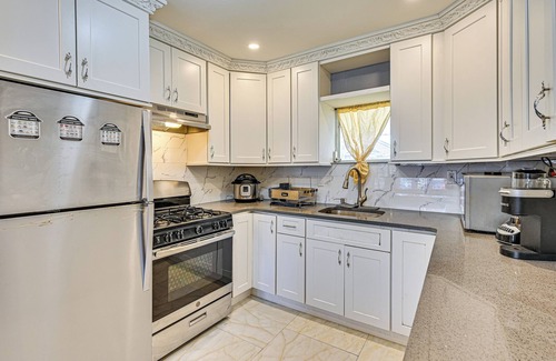 South Valley Stream House | Pet-Friendly Valley Stream Duplex - 1 Mi to Mall!