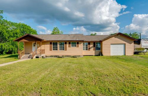 Bloomington House | Pet-Friendly Victoria Home - Kayak, Fish and Golf!