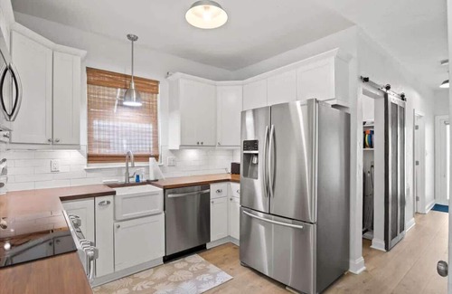 Arlington Park House | Pet Friendly w/Heated Pool, Hot Tub, Patio/Grill