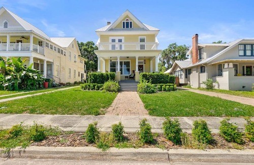Palatka House | Pet friendly water front home in Palatka South Historic District with private dock that sleeps 8
