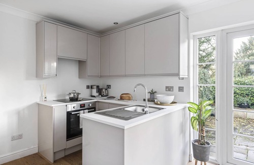Saffron Walden Apartment | Pet Friendly with enclosed leafy outdoor space