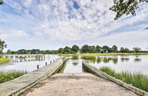 Painter House | Pet-Friendly Woodsy Gem quarter Mi to Chesapeake Bay