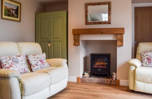 Swadlincote House | Petals Cottage