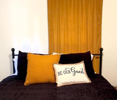 University Heights House | Pete's Place - Walking distance to U of IA!