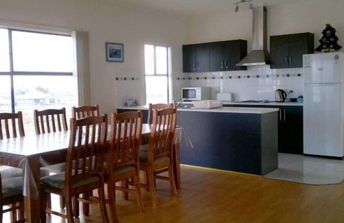 North Beach House | Peter's Place-3 min to beach, great balcony, views, peaceful location