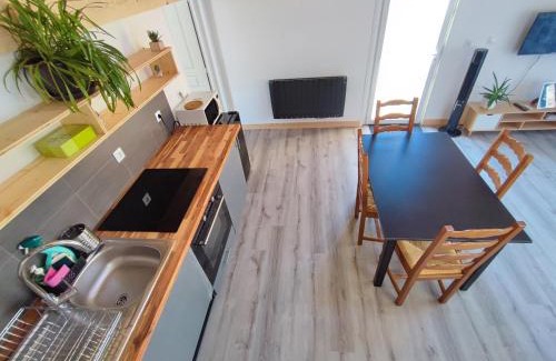 Susville Apartment | Petit Coin de Bonheur studio Neuf climatisé avec terrasse et parking privé à 5mins du Centre-ville