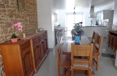 Puilly-et-Charbeaux House | Petites fleurs des champs