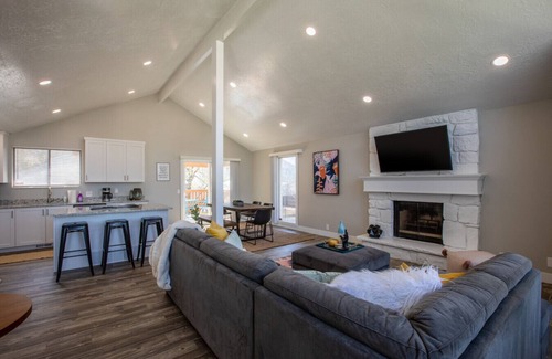 Sandy Apartment | PETS| Deck | Fast Wi-fi | BeaUTAHful Mtn View Home