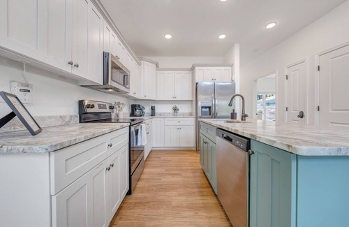 Goodview House | Pets, Lake, Dock, Fire Pit, Kayaks, and SUP