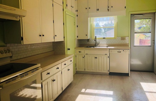 Pocahontas House | Pets welcome. Sleeps 7. Pocahontas. Wifi and Air Conditioning