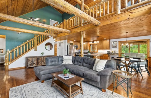 Edinburg Cabin | Pets? YES! Hot Tub ★ Fast Wi-Fi ★ Pool Table ★ Foosball