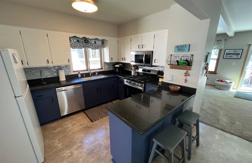 Pewaukee House | Pewaukee Lake House Rental: 4 Bedrooms, 2.5 Baths, Pier, Pontoon,Family Friendly