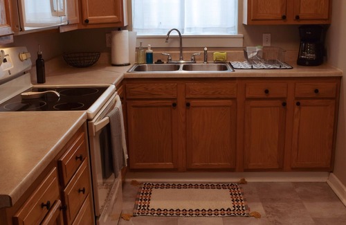 Brentwood Apartment | PGH Home Away From Home - Pet Friendly!