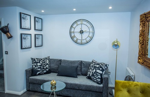 Thamesmead House | Phamphy Luxury Home For Comfort & Hospitality