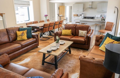 Mappleton Cottage | PHEASANT'S ROOST, pet friendly, with hot tub in Burton Pidsea