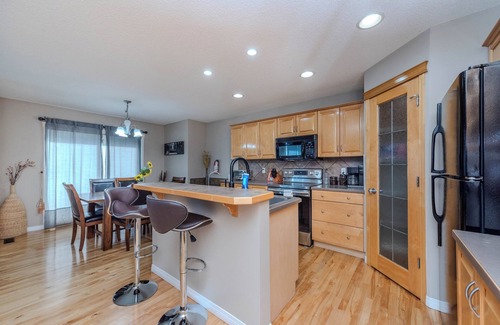 Kincora House | Phenomenal 3-bedroom house with high speed WiFi, Central AC, Double Garage