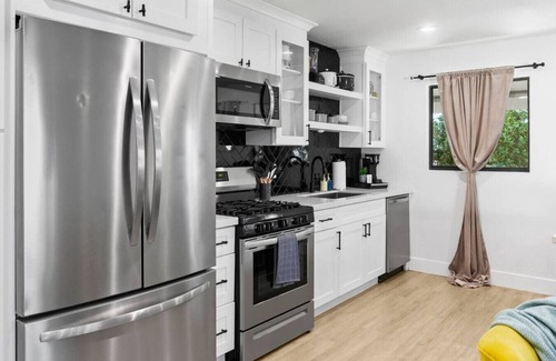 Camelback East House | Phoenix Escape: Modern & Private | Kitchen w/King