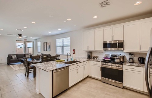 Estrella Village House | Phoenix Monthly Gem-Pet Friendly-Parking-Fast Wifi!