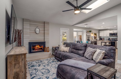 Roadrunner Estates East House | Phoenix Scottsdale Urban Oasis with Amazing Pool & HotTub Close to Everything!