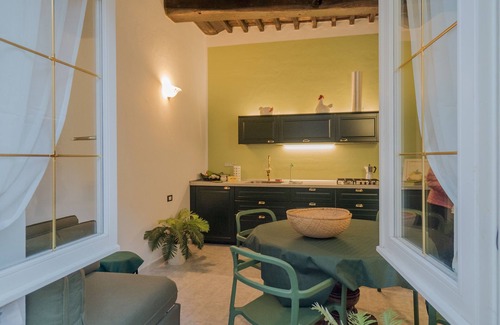 Borgo Antico Apartment | Picabon Apartment with AC and Balcony