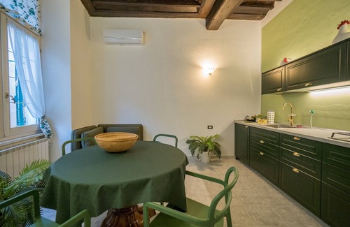 Borgo Antico Apartment | Picabon Apartment with AC and Balcony