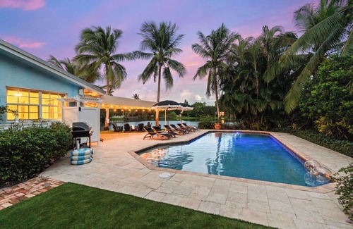 Glen Ridge House | Pickleball, Heated Pool, Cold Plunge, Sauna, Bar, Putting Green, Fire Pit!