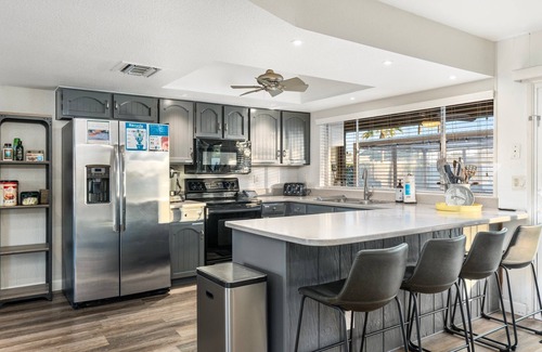 Norma Estates House | Pickleball, Puttn' Green, GameRm, & PingPong! 10mins to Mayo Clinic & Old Town!