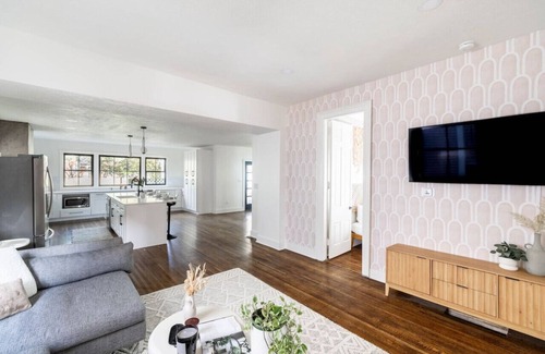 Old Northside House | PickleBallCt/HotTub/Walk to Bottleworks Retreat