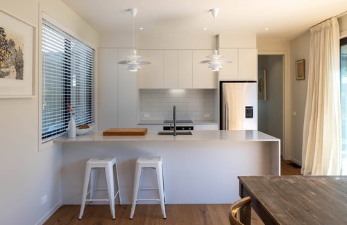 Surfdale House | PICNIC BAY POOL HOUSE - Coast & Country