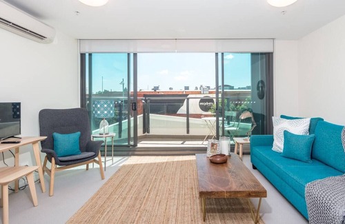 Hamilton Apartment | Picture Perfect Hamilton Footsteps to Harbour