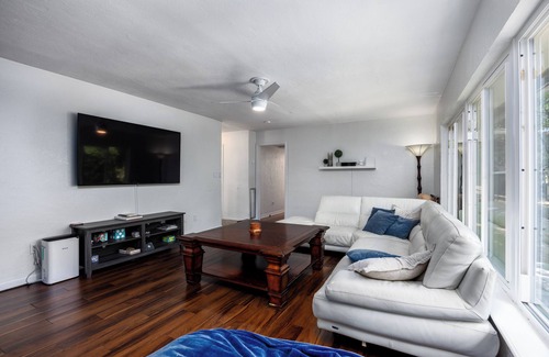 Gainesville House | Picturesque, Bright & Comfy ~ Near Ben Hill Stadium & UF Campus ~ Porch ~Parking