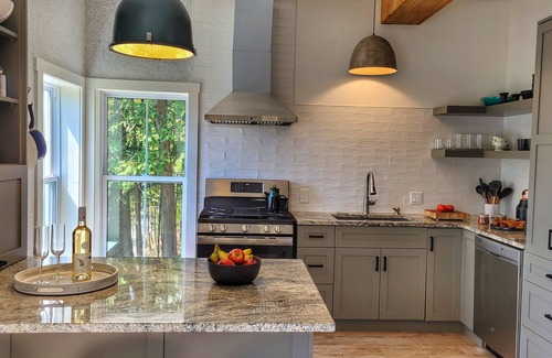 North Hatley Cottage | Picturesque house with lake view & private dock