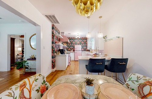 Georgetown Cottage | Picturesque, renovated 1920s cottage blocks from historic district & Blue Hole