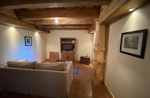 La Peche Cottage | Picturesque Square Timber Lakeside Home