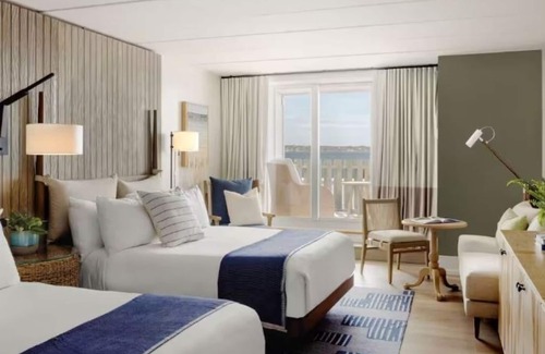 Goat Island Hotel | Picturesque Waterfront Resort at Newport Harbor | Waterview Room | Outdoor Pool