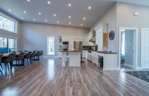 Saint-Jean-de-Matha Apartment | Piece Of Heaven |Hot Tub | 16 Guests |Pool Table